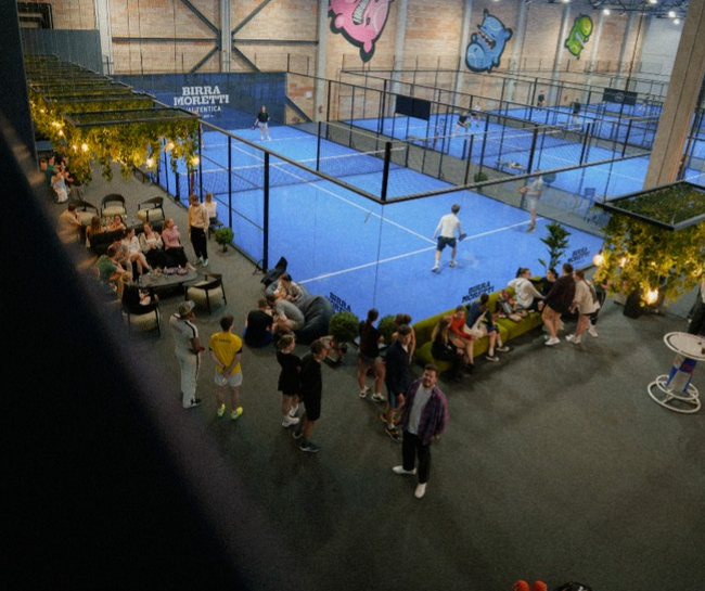 Skats no augšas uz padel laukumiem un atpūtas zonu